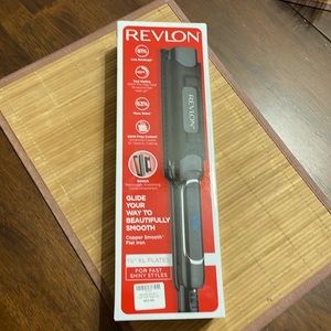 Revlon Flat Iron  1 1/2” XL. Plates Copper smooth. Fix frizz like a pro!